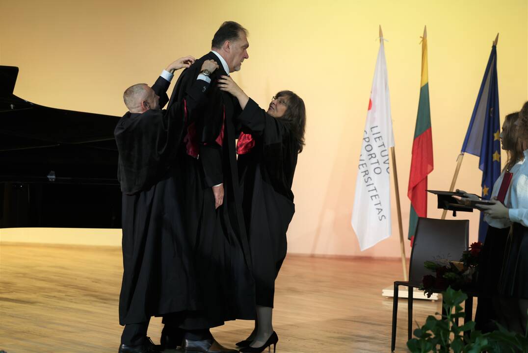 A. Saboniui ir V. Makūnui įteiktos Sporto universiteto garbės daktaro regalijos 