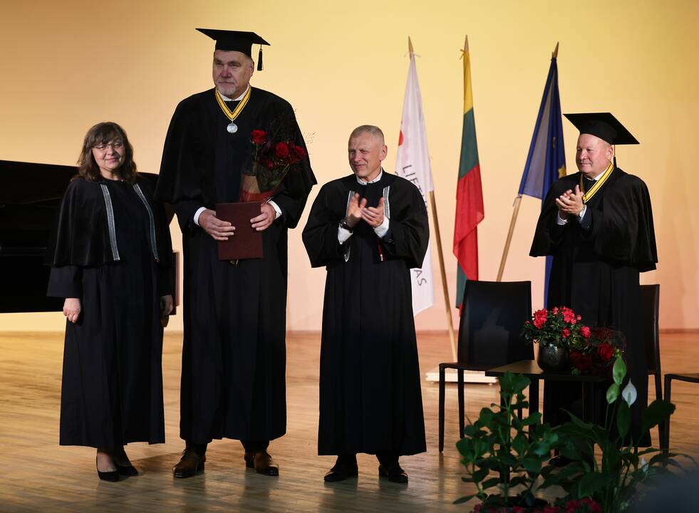 A. Saboniui ir V. Makūnui įteiktos Sporto universiteto garbės daktaro regalijos 