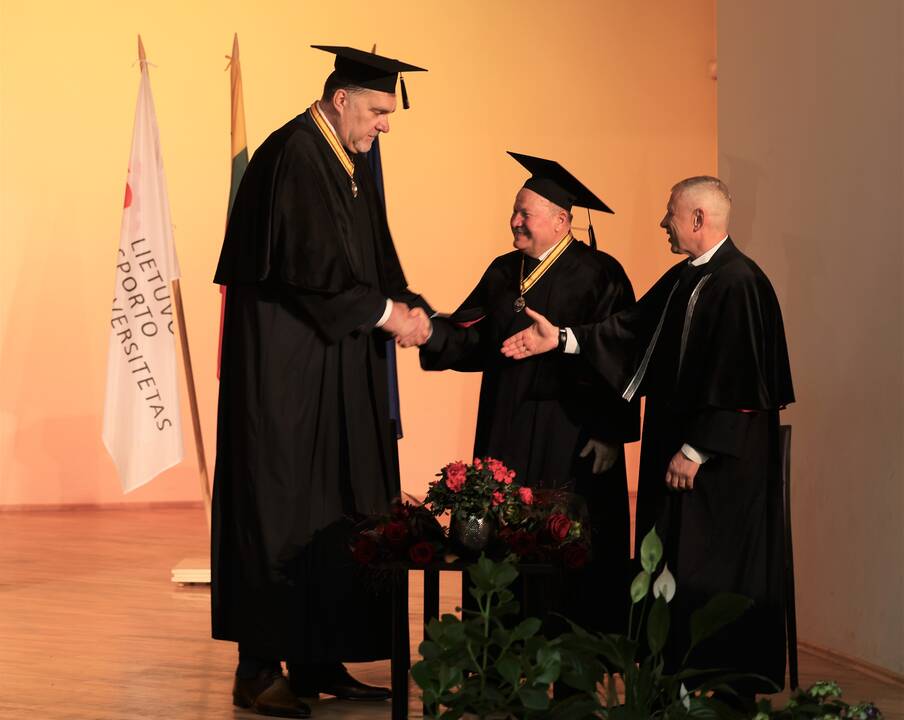 A. Saboniui ir V. Makūnui įteiktos Sporto universiteto garbės daktaro regalijos 