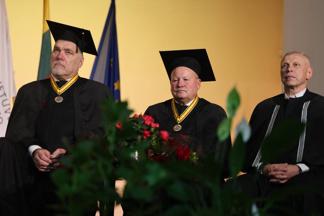A. Saboniui ir V. Makūnui įteiktos Sporto universiteto garbės daktaro regalijos 