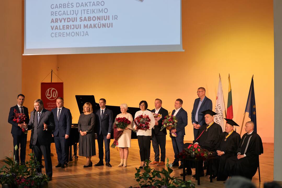 A. Saboniui ir V. Makūnui įteiktos Sporto universiteto garbės daktaro regalijos 