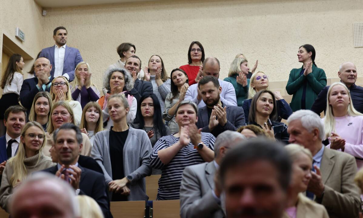 A. Saboniui ir V. Makūnui įteiktos Sporto universiteto garbės daktaro regalijos 