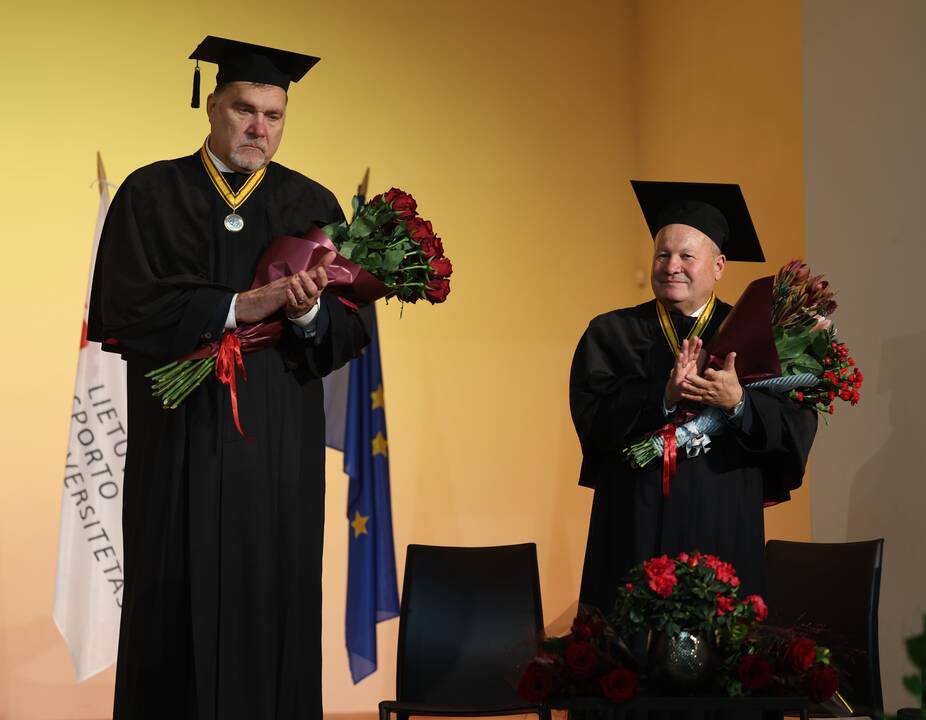 A. Saboniui ir V. Makūnui įteiktos Sporto universiteto garbės daktaro regalijos 