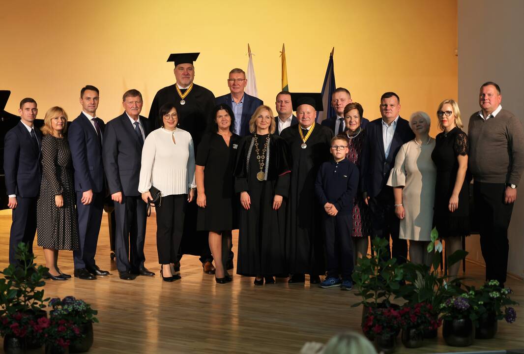A. Saboniui ir V. Makūnui įteiktos Sporto universiteto garbės daktaro regalijos 