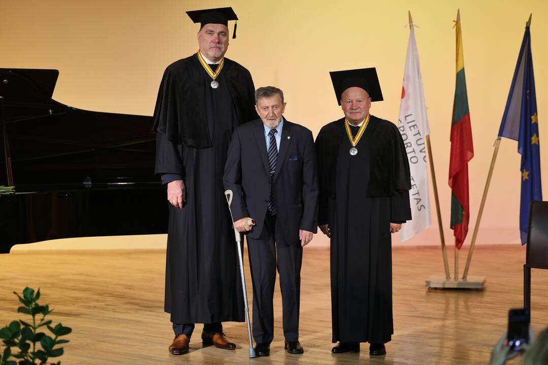 A. Saboniui ir V. Makūnui įteiktos Sporto universiteto garbės daktaro regalijos 