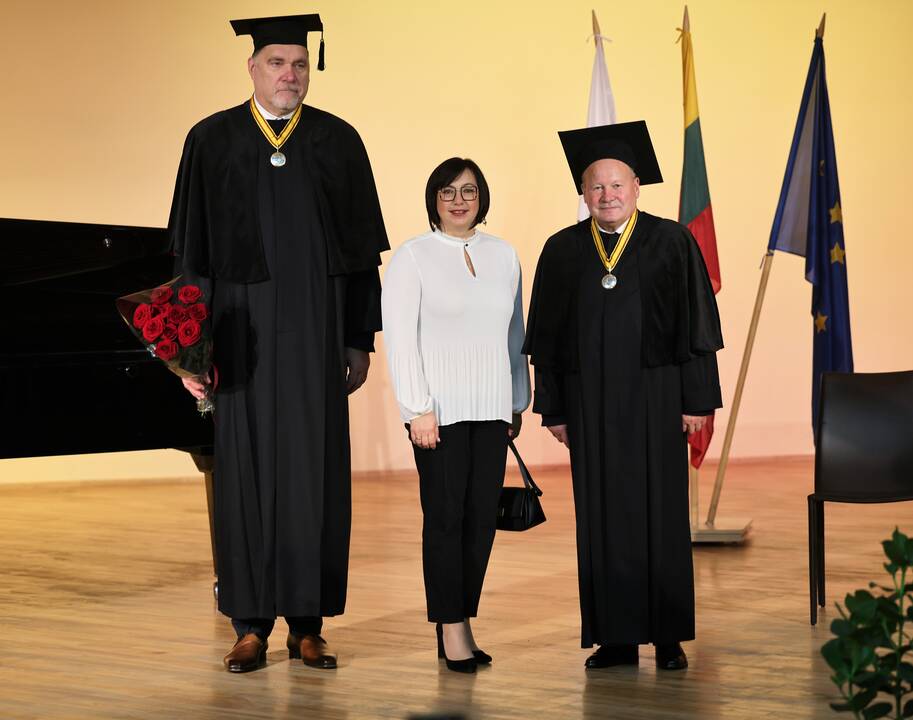 A. Saboniui ir V. Makūnui įteiktos Sporto universiteto garbės daktaro regalijos 