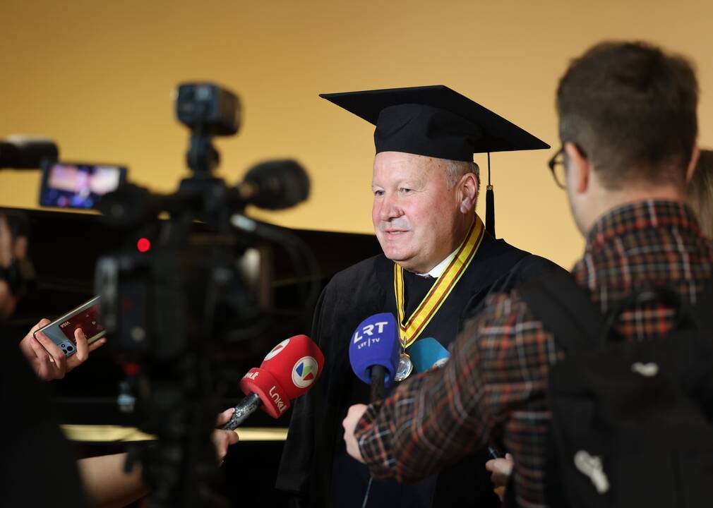 A. Saboniui ir V. Makūnui įteiktos Sporto universiteto garbės daktaro regalijos 