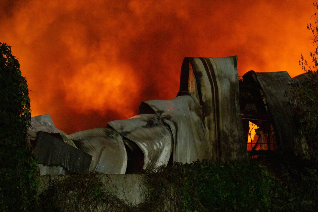 Gaisras „Žalvaryje“, dega pavojingos atliekos
