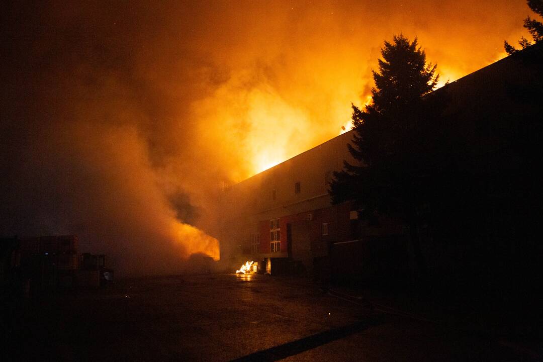 Gaisras „Žalvaryje“, dega pavojingos atliekos