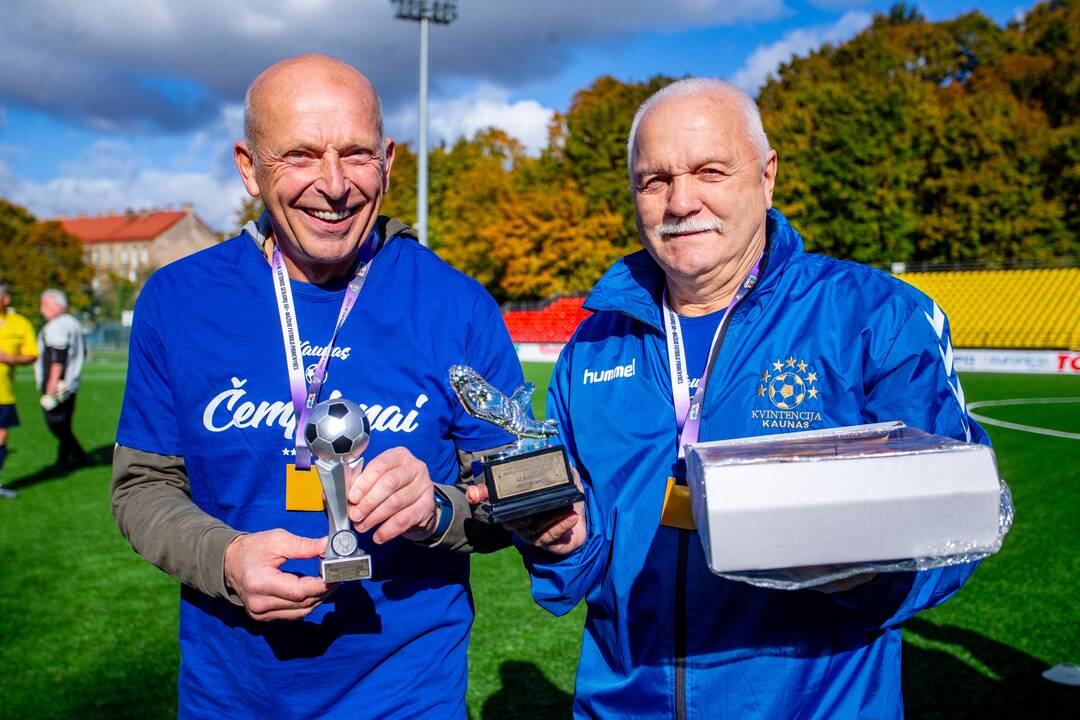 Čempionai: vyriausių senjorų čempionate triumfavo „Kauno“ futbolininkai.