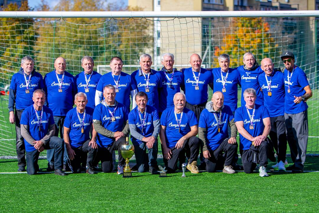 Čempionai: vyriausių senjorų čempionate triumfavo „Kauno“ futbolininkai.