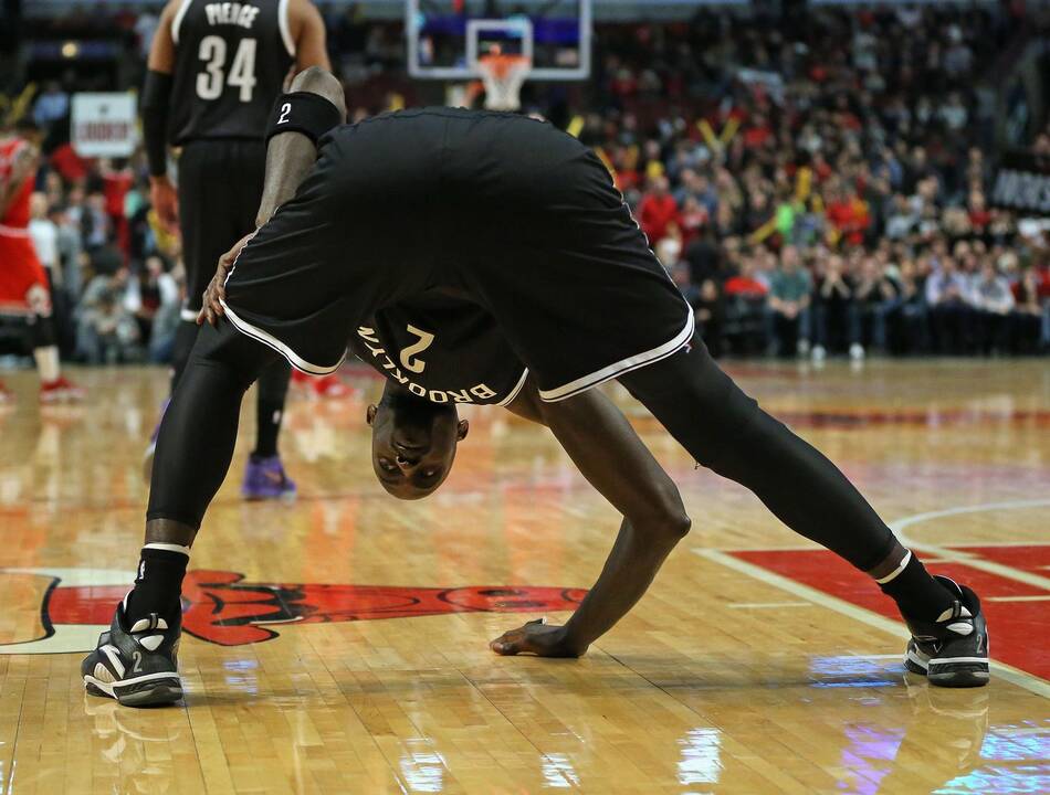 NBA mačuose šeimininkai ir svečiai pasidalijo po pergalę