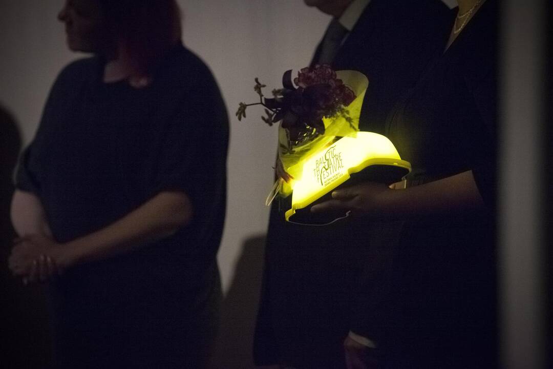 Simbolis: šiemetinio festivalio šeimininkas NKDT vadovas E.Stancikas su stilizuotu taksi plafonu – šmaikščiu teatralų prizu.