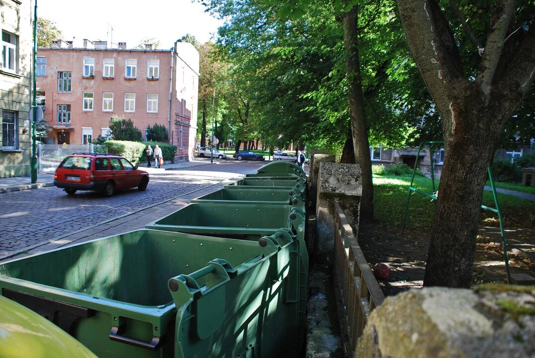 Kompostavimo konteineriuose gimsta ne vertinga trąša, o smirdančios puvenos