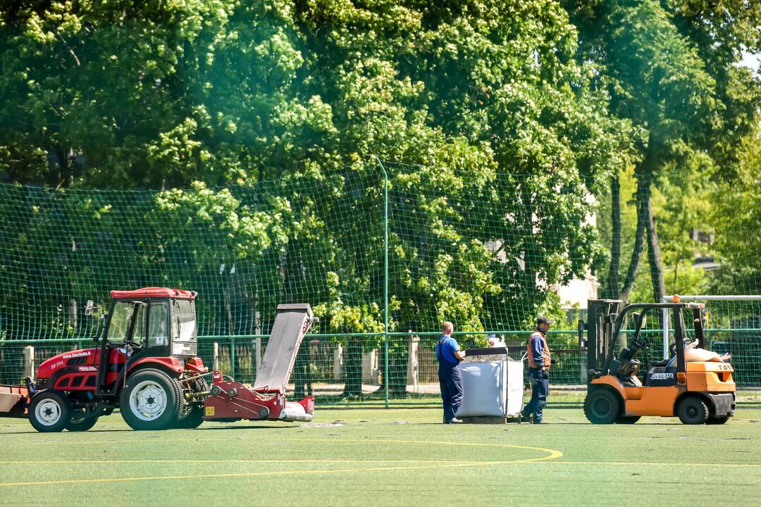 NFA treniruočių aikštyne tiesiama nauja danga ir sitetika, gauta iš LFF stadiono