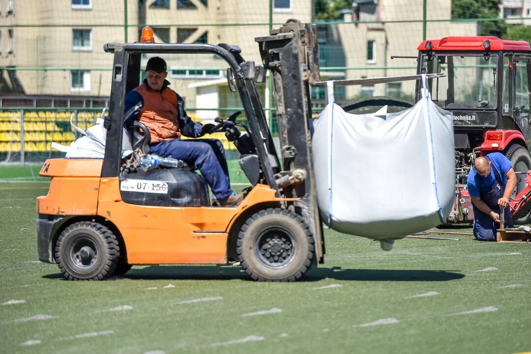 NFA treniruočių aikštyne tiesiama nauja danga ir sitetika, gauta iš LFF stadiono