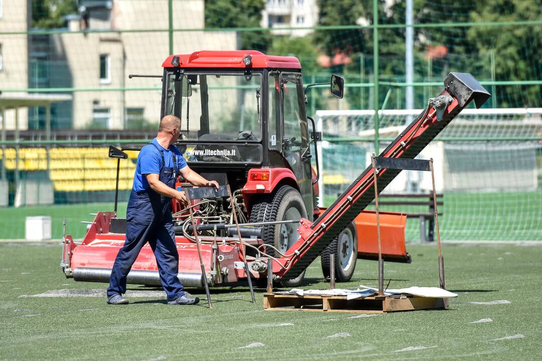 NFA treniruočių aikštyne tiesiama nauja danga ir sitetika, gauta iš LFF stadiono