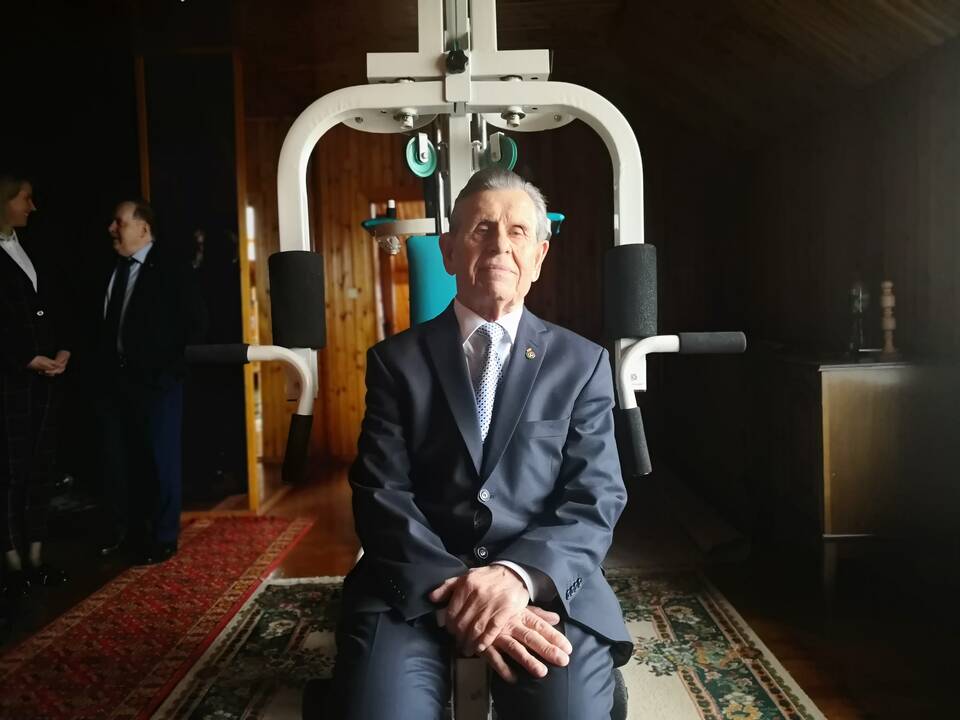 Pagerbė: 90-mečio proga R. Levinską pasveikino į jo namus atvykę LFF ir KAFF vadovai.