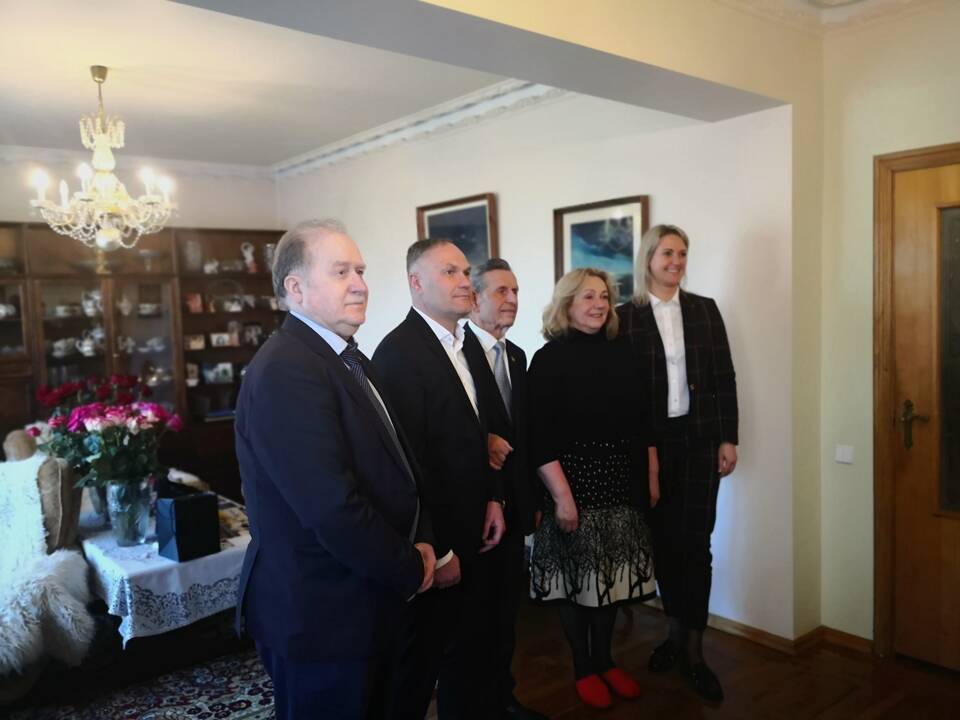 Pagerbė: 90-mečio proga R. Levinską pasveikino į jo namus atvykę LFF ir KAFF vadovai.