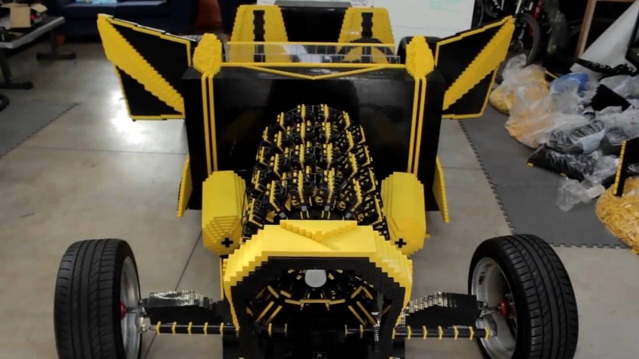 Tai bent konstruktorius: važiuojantis iš "Lego" kaladėlių surinktas automobilis