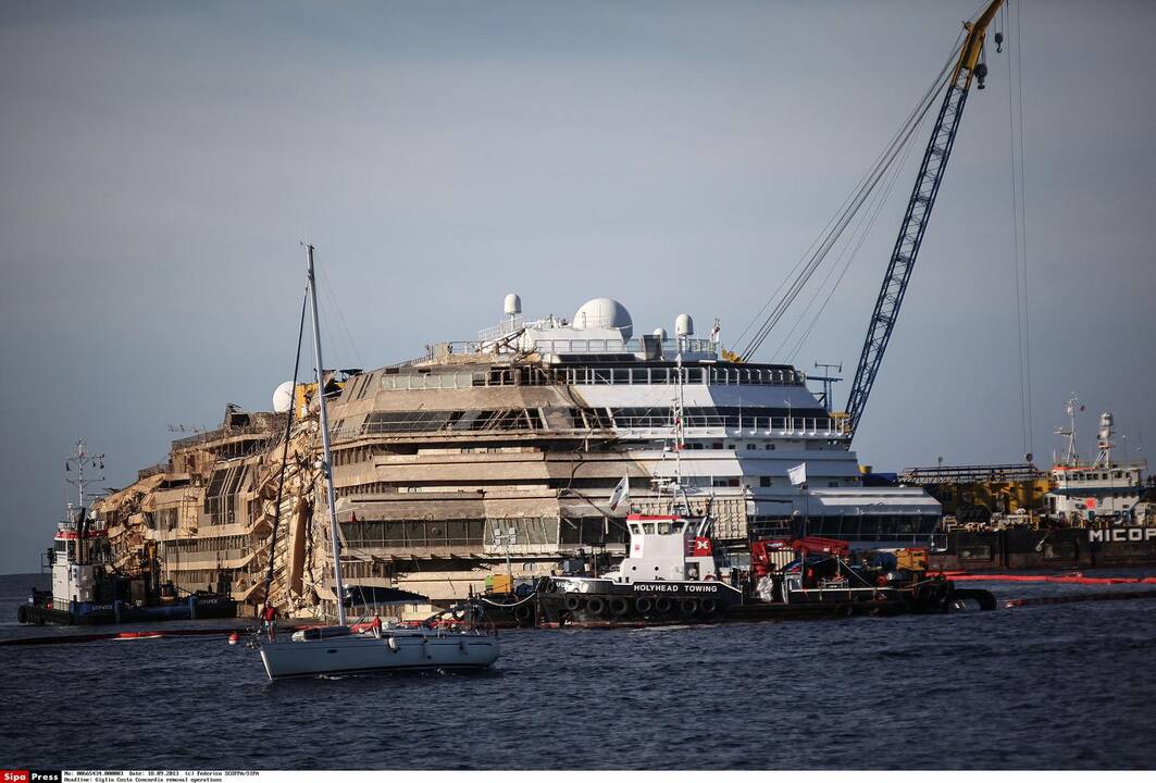 Italijoje šalia laivo „Costa Concordia“ aptikti žmogaus palaikai