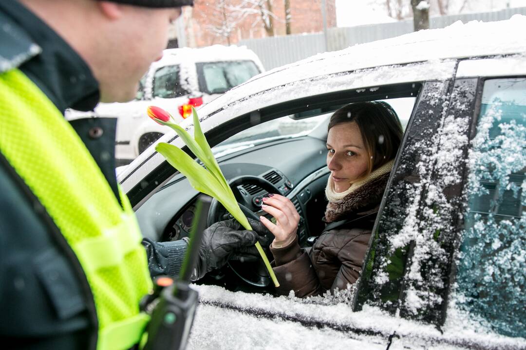 Kauno policija sveikino moteris su Kovo 8 d.