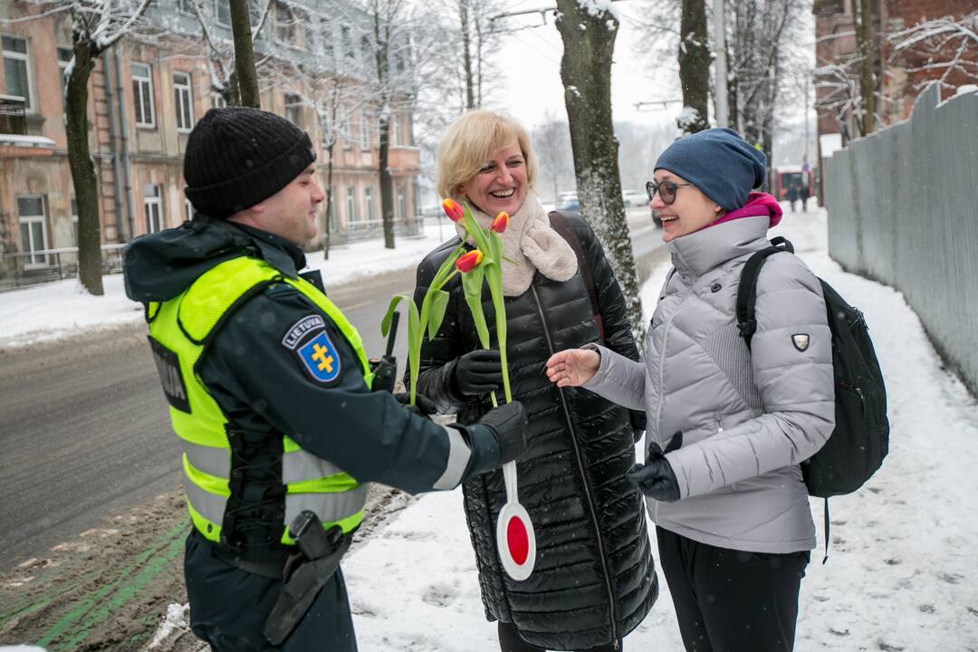 Kauno policija sveikino moteris su Kovo 8 d.