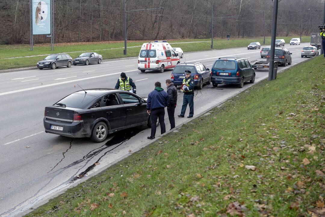 Trijų automobilių avarija Nuokalnės g.