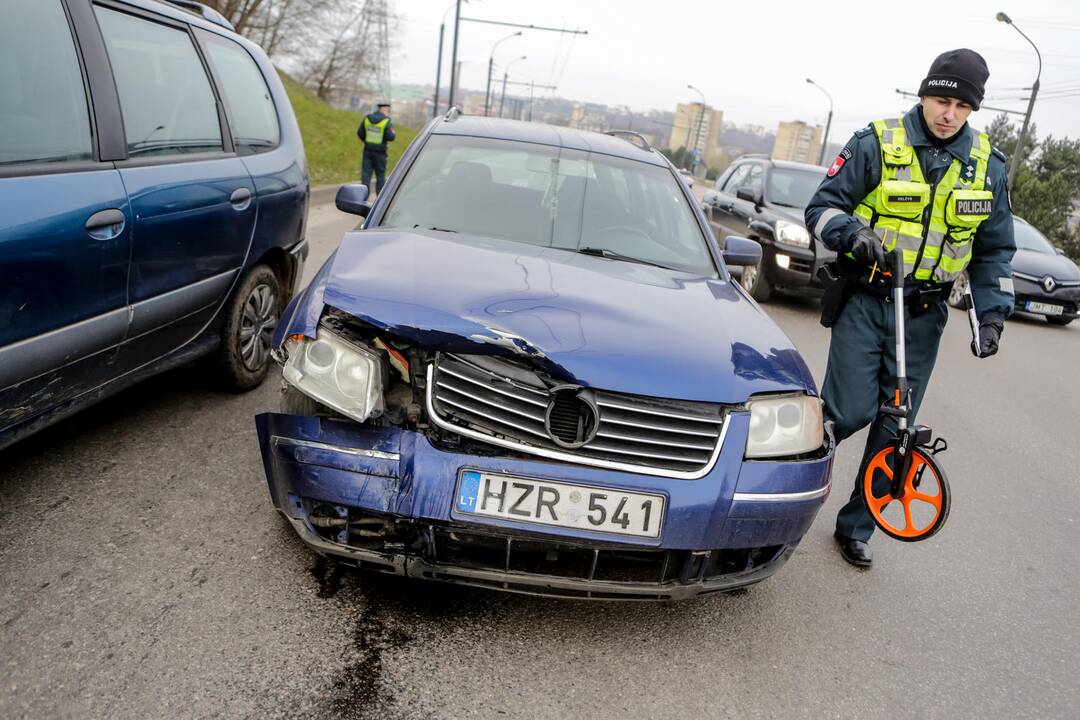 Trijų automobilių avarija Nuokalnės g.