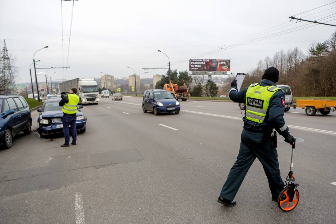 Trijų automobilių avarija Nuokalnės g.