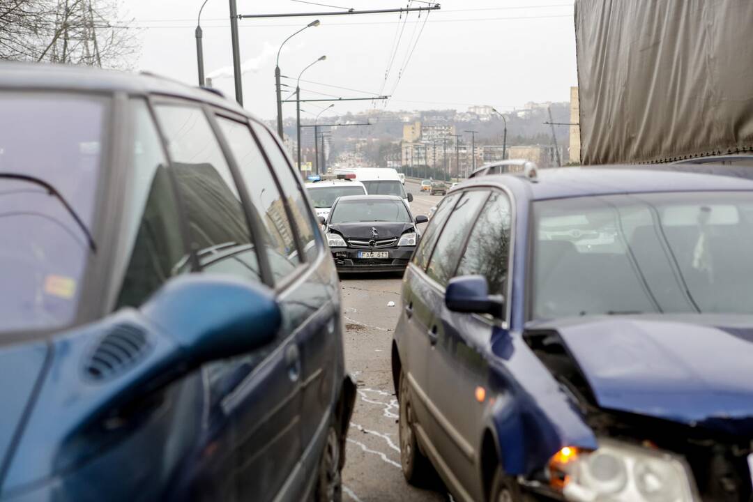 Trijų automobilių avarija Nuokalnės g.