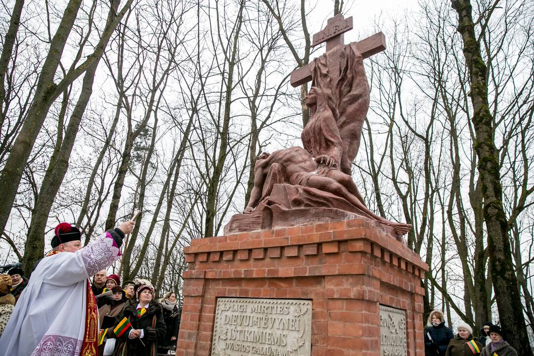 Aleksoto kapinėse iškilmingai atidengta „Pieta“