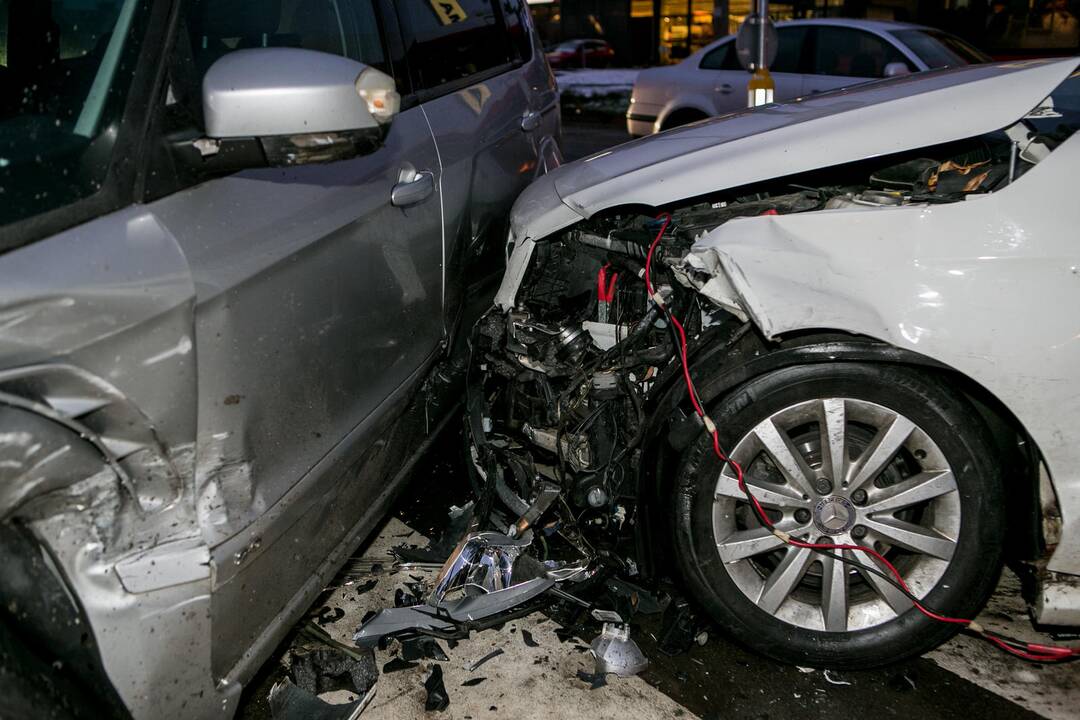 Šilainiuose – trijų automobilių avarija