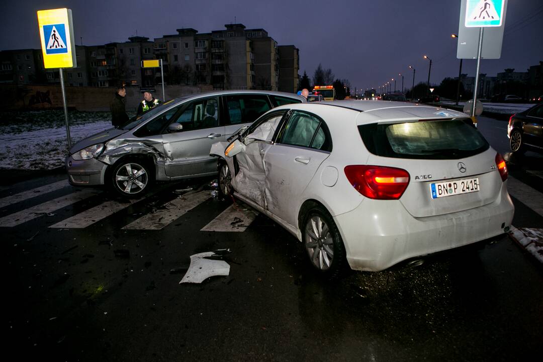 Šilainiuose – trijų automobilių avarija