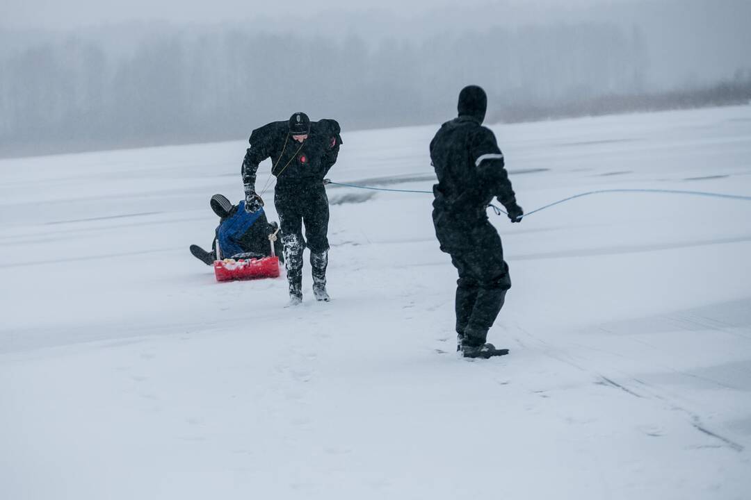 Ugniagesių pratybos – gelbėjimo darbai ant ledo