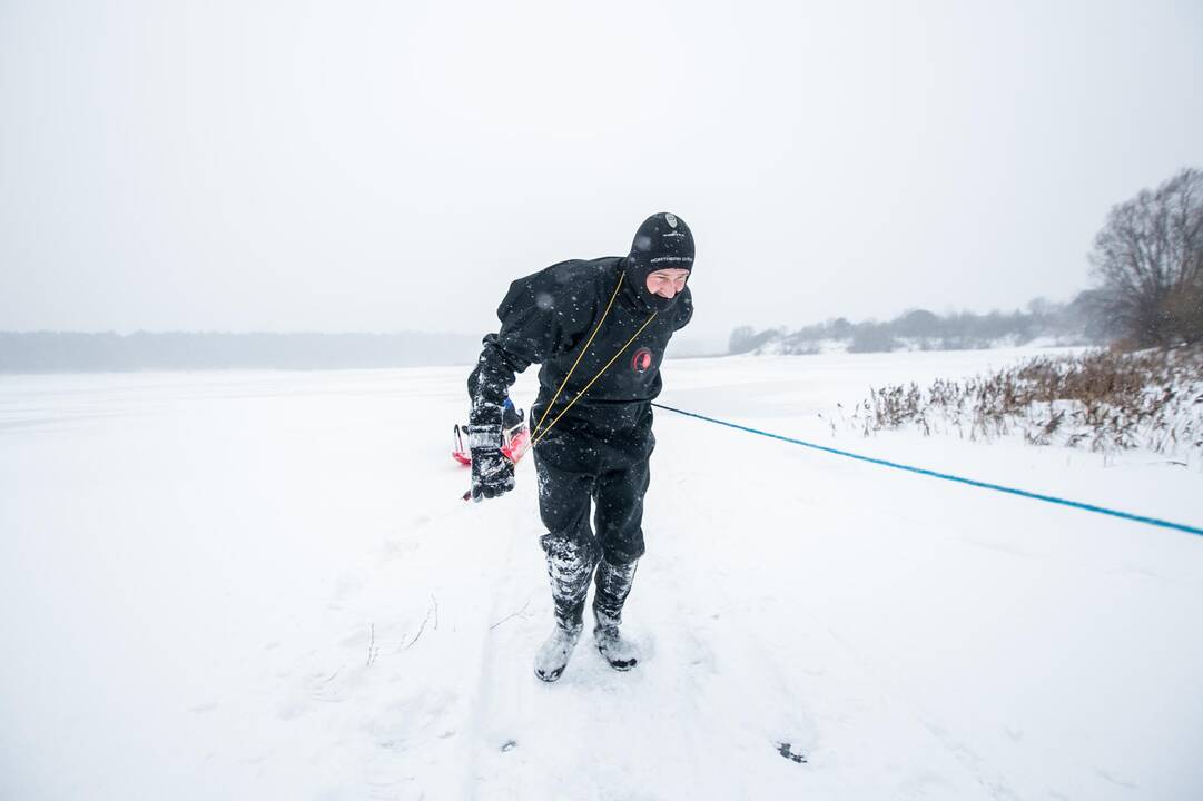 Ugniagesių pratybos – gelbėjimo darbai ant ledo