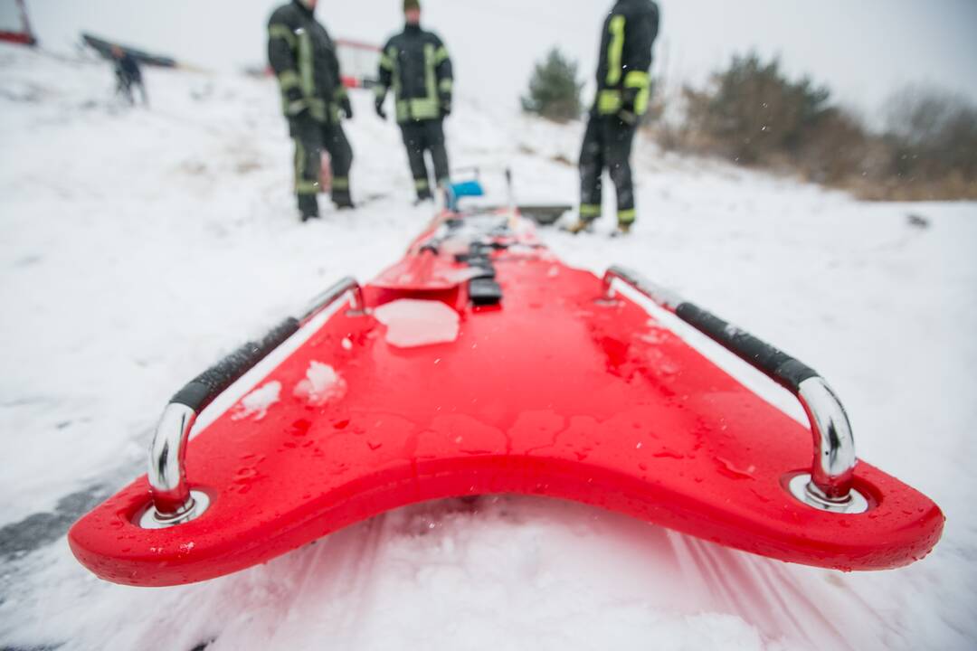 Ugniagesių pratybos – gelbėjimo darbai ant ledo