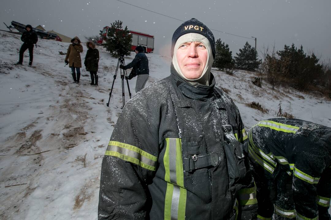 Ugniagesių pratybos – gelbėjimo darbai ant ledo