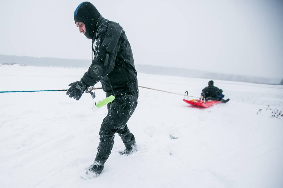 Ugniagesių pratybos – gelbėjimo darbai ant ledo