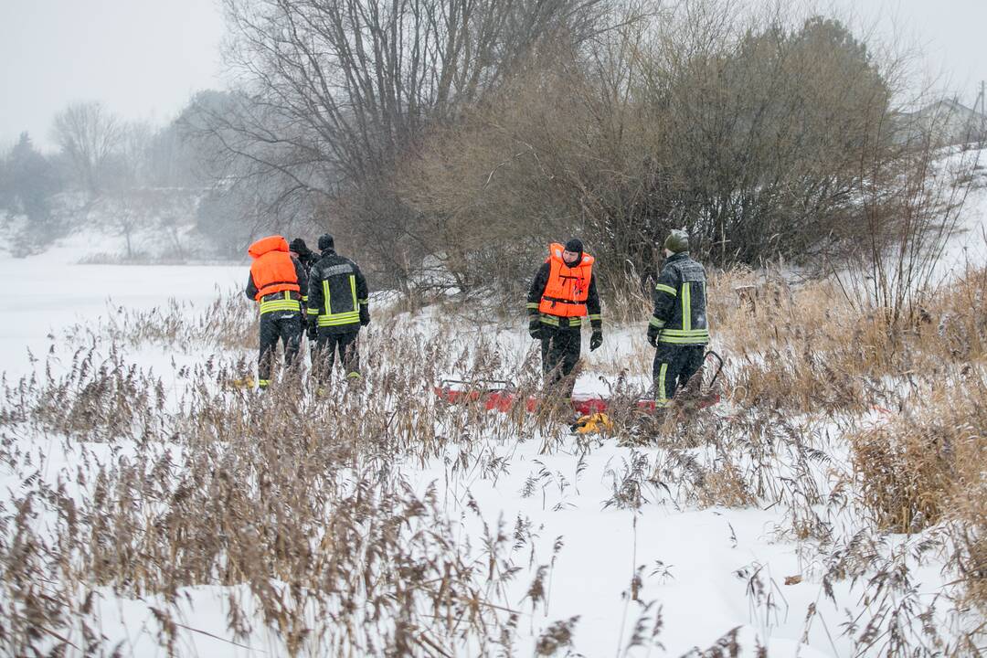 Ugniagesių pratybos – gelbėjimo darbai ant ledo