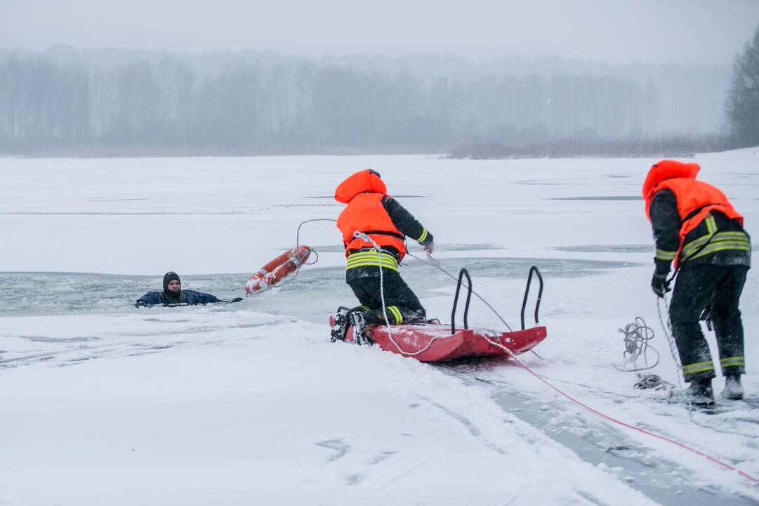 Ugniagesių pratybos – gelbėjimo darbai ant ledo