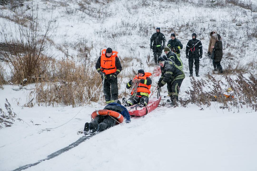 Ugniagesių pratybos – gelbėjimo darbai ant ledo