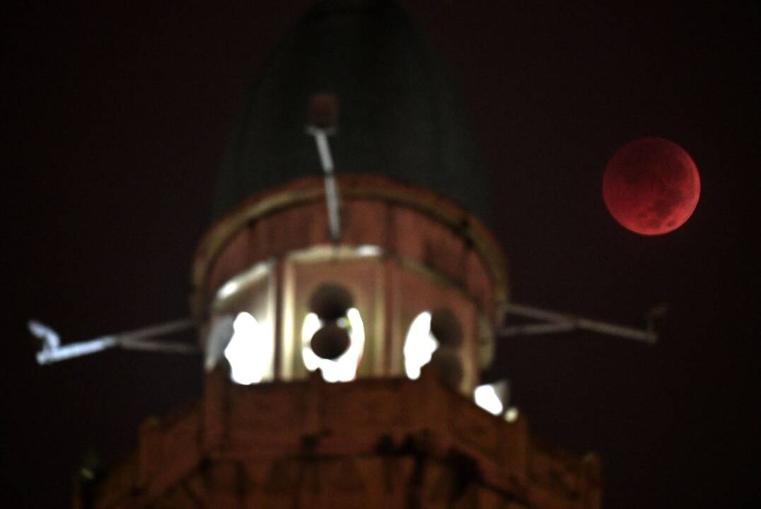 Pasaulis stebi ilgiausią Mėnulio užtemimą