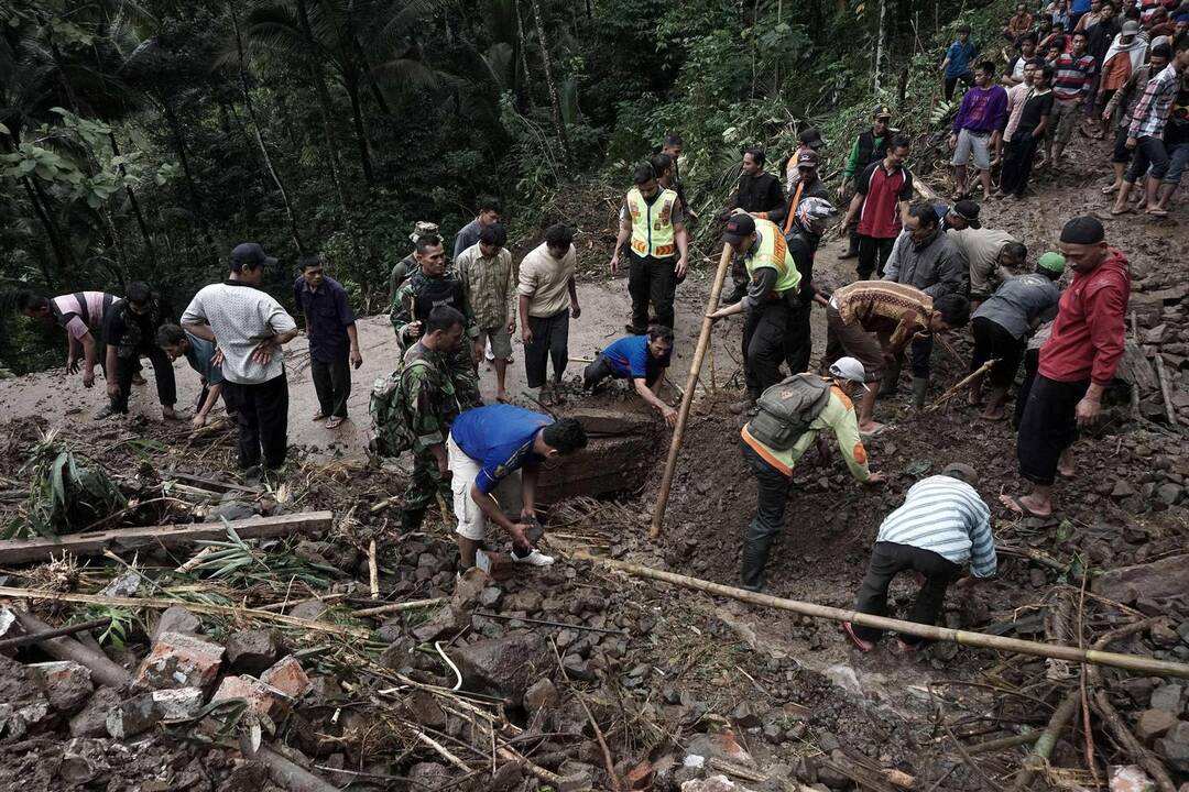 Indonezijoje žuvo mažiausiai 24 žmonės