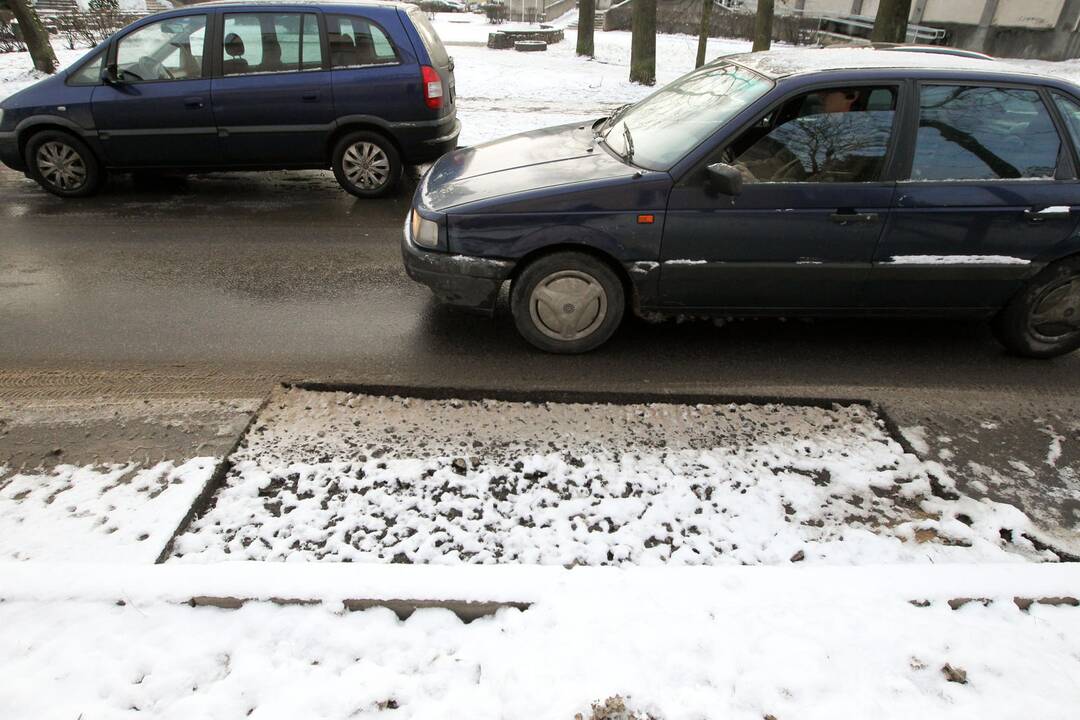 Išpjautas asfaltas Aušros gatvėje