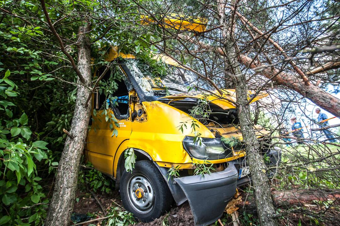 Šilainiuose nuo skardžio nuvažiavo maršrutinis autobusas