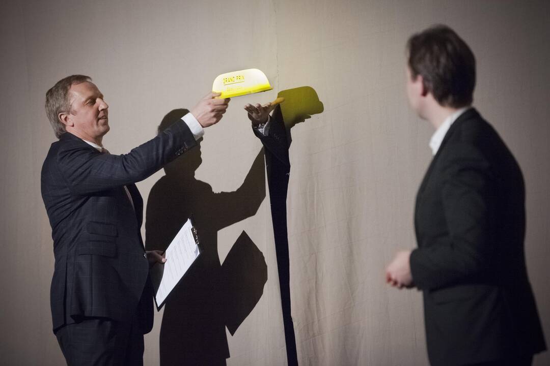 Simbolis: šiemetinio festivalio šeimininkas NKDT vadovas E.Stancikas su stilizuotu taksi plafonu – šmaikščiu teatralų prizu.