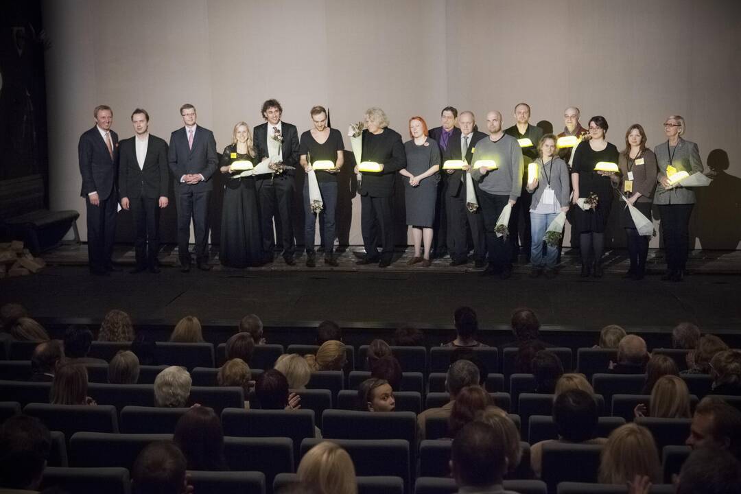 Simbolis: šiemetinio festivalio šeimininkas NKDT vadovas E.Stancikas su stilizuotu taksi plafonu – šmaikščiu teatralų prizu.