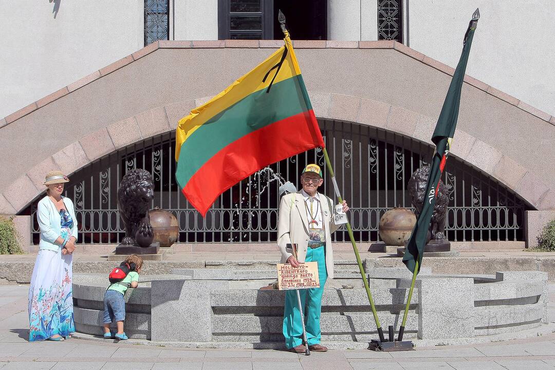 Kaune paminėta Juodojo kaspino diena ir 26-osios Baltijos kelio metinės.