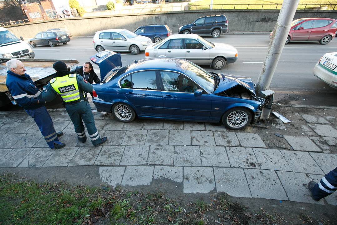 BMW automobilis atsitrenkė į stulpą